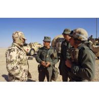 Exercice franco-égyptien de tir sur lance-missiles Milan. Conversation entre un militaire égyptien et des sous-officiers français.