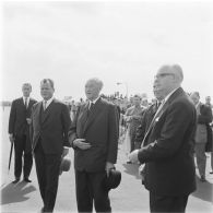 Personnalités allemandes, américaines et autorités militaires françaises sur l’aéroport de Berlin.