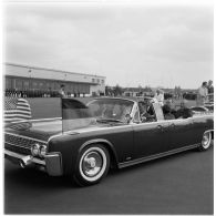 Départ en voiture du président John F. Kennedy depuis l’aéroport de Berlin.