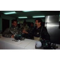 Moment de détente avec l'armée saoudienne après une alerte NBC (risque nucléaire, bactériologique et chimique) dans les cuisines au village Thomson près de CRK (camp du roi Khaled).