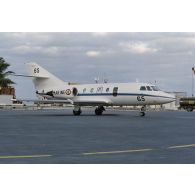 Avion Gardian de la Marine nationale sur le parking de l'aéroport de Moruroa. [Description en cours]