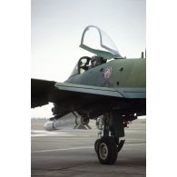 Avion d'appui rapproché Fairchild A-10 Thunderbolt-II équipé de missiles air-sol AGM-65 Maverick sur la piste de la base air américaine de CRK (camp du roi Khaled).