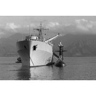 Le sous-marin Rubis à couple du bâtiment de Soutien Logistique Rhône sur le départ dans la baie de Vairao à Tahiti. [Description en cours]