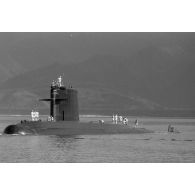 Le sous-marin Rubis quitte le lagon. [Description en cours]