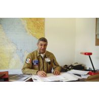 Portrait du général de brigade aérienne Claude Solanet, adjoint Air du général commandant en chef de l'opération Daguet, à son bureau à l'aéroport de Ryad.