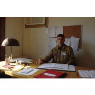 Portrait du colonel Régnault, second de l'adjoint Air du général commandant en chef de l'opération Daguet, à son bureau à l'aéroport de Ryad.