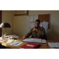 Portrait du colonel Régnault, second de l'adjoint Air du général commandant en chef de l'opération Daguet, à son bureau à l'aéroport de Ryad.