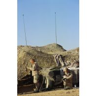 Vie quotidienne des militaires américains au campement  de la 82e Airborne en ZDO (zone de déploiement opérationnel) Olive. Des soldats se reposent près du PC (poste de commandement).