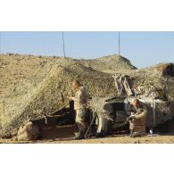 Vie quotidienne des militaires américains au campement  de la 82e Airborne en ZDO (zone de déploiement opérationnel) Olive. Des soldats se reposent près du PC (poste de commandement).