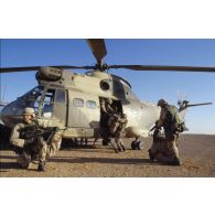Exercice franco-américain d'héliportage d'une section de mortier de la 82e Airborne en ZDO (zone de déploiement opérationnel) Olive, par hélicoptères de transport Puma de l'ALAT (aviation légère de l'armée de terre).