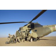 Exercice franco-américain d'héliportage d'une section de mortier de la 82e Airborne en ZDO (zone de déploiement opérationnel) Olive, par hélicoptères de transport Puma de l'ALAT (aviation légère de l'armée de terre).