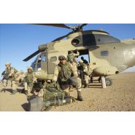Exercice franco-américain d'héliportage d'une section de mortier de la 82e Airborne en ZDO (zone de déploiement opérationnel) Olive, par hélicoptères de transport Puma de l'ALAT (aviation légère de l'armée de terre).