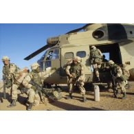 Exercice franco-américain d'héliportage d'une section de mortier de la 82e Airborne en ZDO (zone de déploiement opérationnel) Olive, par hélicoptères de transport Puma de l'ALAT (aviation légère de l'armée de terre).