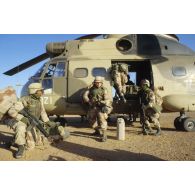 Exercice franco-américain d'héliportage d'une section de mortier de la 82e Airborne en ZDO (zone de déploiement opérationnel) Olive, par hélicoptères de transport Puma de l'ALAT (aviation légère de l'armée de terre).