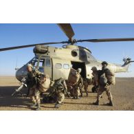 Exercice franco-américain d'héliportage d'une section de mortier de la 82e Airborne en ZDO (zone de déploiement opérationnel) Olive, par hélicoptères de transport Puma de l'ALAT (aviation légère de l'armée de terre).