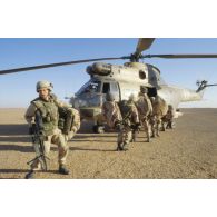 Exercice franco-américain d'héliportage d'une section de mortier de la 82e Airborne en ZDO (zone de déploiement opérationnel) Olive, par hélicoptères de transport Puma de l'ALAT (aviation légère de l'armée de terre).