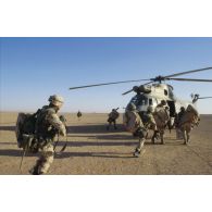 Exercice franco-américain d'héliportage d'une section de mortier de la 82e Airborne en ZDO (zone de déploiement opérationnel) Olive, par hélicoptères de transport Puma de l'ALAT (aviation légère de l'armée de terre).