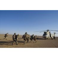Exercice franco-américain d'héliportage d'une section de mortier de la 82e Airborne en ZDO (zone de déploiement opérationnel) Olive, par hélicoptères de transport Puma de l'ALAT (aviation légère de l'armée de terre).