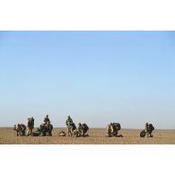 Exercice franco-américain d'héliportage d'une section de mortier de la 82e Airborne en ZDO (zone de déploiement opérationnel) Olive. Les soldats armés de fusils d'assaut M16, sont prêts pour l'embarquement