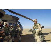 Exercice franco-américain d'héliportage d'une section de mortier de la 82e Airborne en ZDO (zone de déploiement opérationnel) Olive, par hélicoptères de transport Puma de l'ALAT (aviation légère de l'armée de terre).