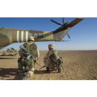 Exercice franco-américain d'héliportage d'une section de mortier de la 82e Airborne en ZDO (zone de déploiement opérationnel) Olive, par hélicoptères de transport Puma de l'ALAT (aviation légère de l'armée de terre).