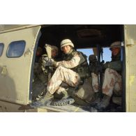 Exercice franco-américain d'héliportage d'une section de mortier de la 82e Airborne en ZDO (zone de déploiement opérationnel) Olive, par hélicoptères de transport Puma de l'ALAT (aviation légère de l'armée de terre).