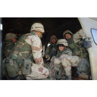 Exercice franco-américain d'héliportage d'une section de mortier de la 82e Airborne en ZDO (zone de déploiement opérationnel) Olive, par hélicoptères de transport Puma de l'ALAT (aviation légère de l'armée de terre).