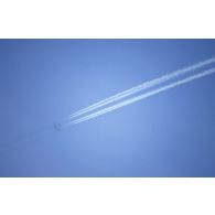 Vu de la ZDO (zone de déploiement opérationnel) Olive, traînées de condensation laissées par un avion bombardier B-52 Stratofortress américain dans le ciel.