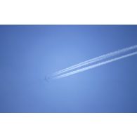 Vu de la ZDO (zone de déploiement opérationnel) Olive, traînées de condensation laissées par un avion bombardier B-52 Stratofortress américain dans le ciel.