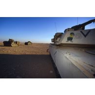 En ZDO (zone de déploiement opérationnel) Olive, deux blindés américains M901 et au premier plan un char de combat américain Abrams-M1.