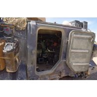 En ZDO (zone de déploiement opérationnel) Olive, un soldat américain a amené son plateau repas dans un transport de troupes M-113.