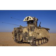 En ZDO (zone de déploiement opérationnel) Olive, un blindé M901 américain aux flancs recouverts par un filet de camouflage.