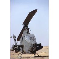 Hélicoptère de combat américain Bell-209 Huey Cobra dans le désert en ZDO (zone de déploiement opérationnel) Olive.