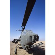 Hélicoptère de combat américain Bell-209 Huey Cobra dans le désert en ZDO (zone de déploiement opérationnel) Olive.