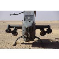 Hélicoptère de combat américain Bell-209 Huey Cobra dans le désert en ZDO (zone de déploiement opérationnel) Olive.