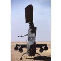Hélicoptère de combat américain Bell-209 Huey Cobra dans le désert en ZDO (zone de déploiement opérationnel) Olive.