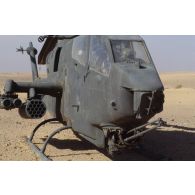 Hélicoptère de combat américain Bell-209 Huey Cobra dans le désert en ZDO (zone de déploiement opérationnel) Olive.