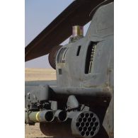 Hélicoptère de combat américain Bell-209 Huey Cobra dans le désert en ZDO (zone de déploiement opérationnel) Olive.