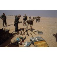 Des soldats français rassemblent des armes irakiennes récupérées des prisonniers : des fusils d'assaut AK-47, une mitrailleuse PK de 7,62 mm et des roquettes de RPG-7.