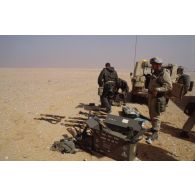 Des soldats français rassemblent des armes irakiennes récupérées des prisonniers : des fusils d'assaut AK-47, une mitrailleuse PK de 7,62 mm et des roquettes de RPG-7.