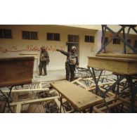Les marsouins du 3e RIMa (régiment d'infanterie de marine) investissent l'école du village d'Al Salman.