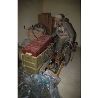 Les marsouins du 3e RIMa (régiment d'infanterie de marine) investissent l'école du village d'Al Salman.