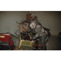 Les marsouins du 3e RIMa (régiment d'infanterie de marine) investissent l'école du village d'Al Salman.