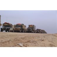 Un convoi de véhicules militaires américains de la 82e Airborne, comprenant des véhicules hummer et des camions M939, remonte le long de l'axe Texas.