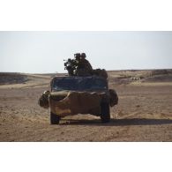 En ZDO (zone de déploiement opérationnel) Olive, véhicule tactique américain Hummer équipé d'un poste de tir de missiles Tow.