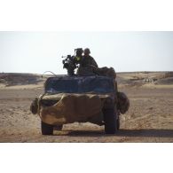 En ZDO (zone de déploiement opérationnel) Olive, véhicule tactique américain Hummer équipé d'un poste de tir de missiles Tow.