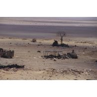 Vue aérienne de positions irakiennes dans le désert dans la zone de Rochambeau et sur l'axe Texas : radars détruits.