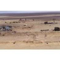 Vue aérienne de positions irakiennes dans le désert dans la zone de Rochambeau et sur l'axe Texas : radars détruits.