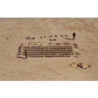 Vue aérienne d'alignements d'armes d'infanterie irakiennes récupérées à Al Salman et sous surveillance.