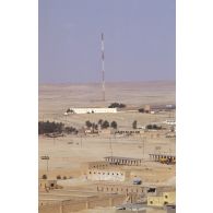 Vue aérienne du fort, de bâtiments et de rues de la ville d'Al Salman.